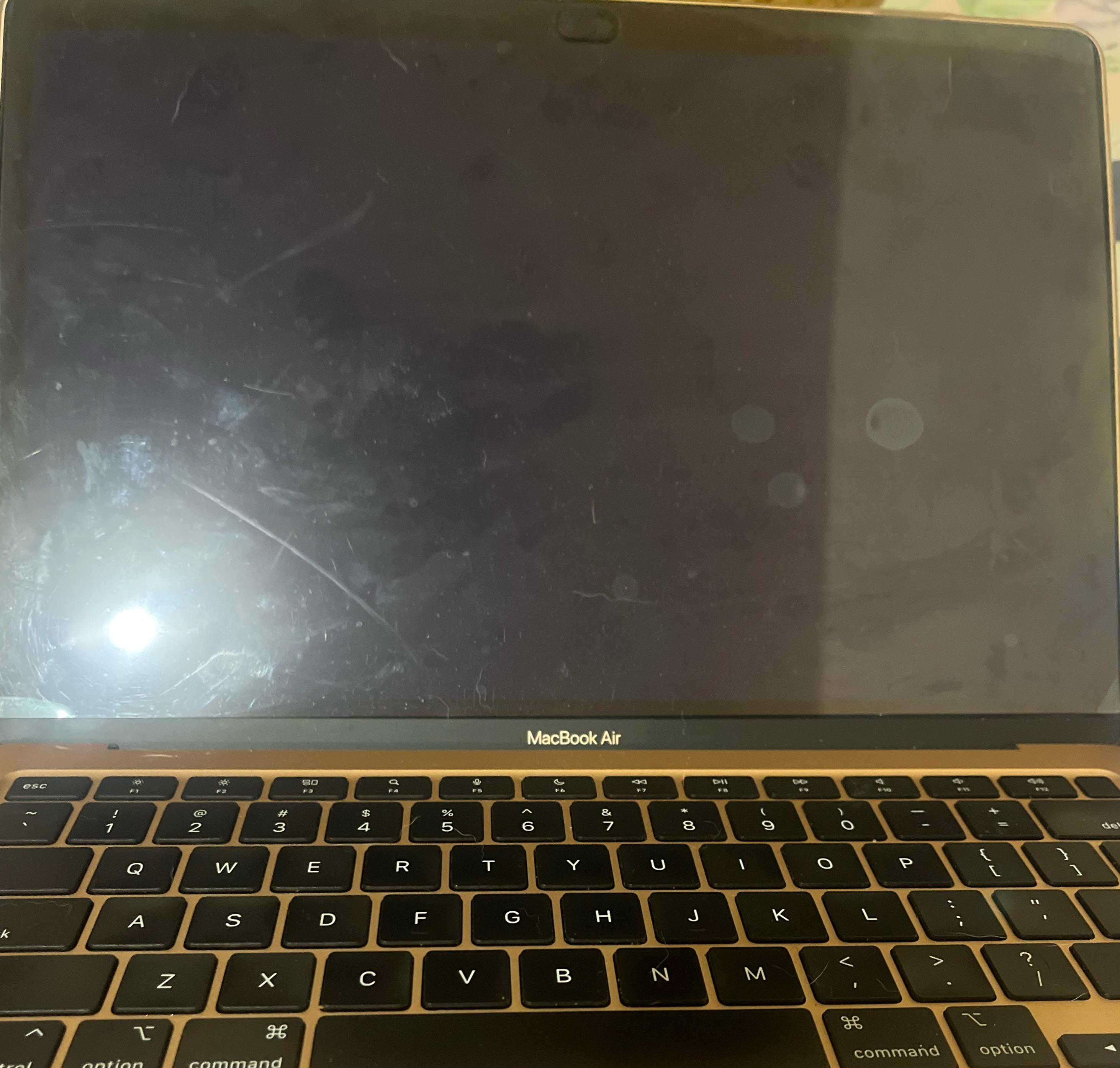 Macbook Air M1の画面が真っ暗になっちゃったんだけど。助けてくれる