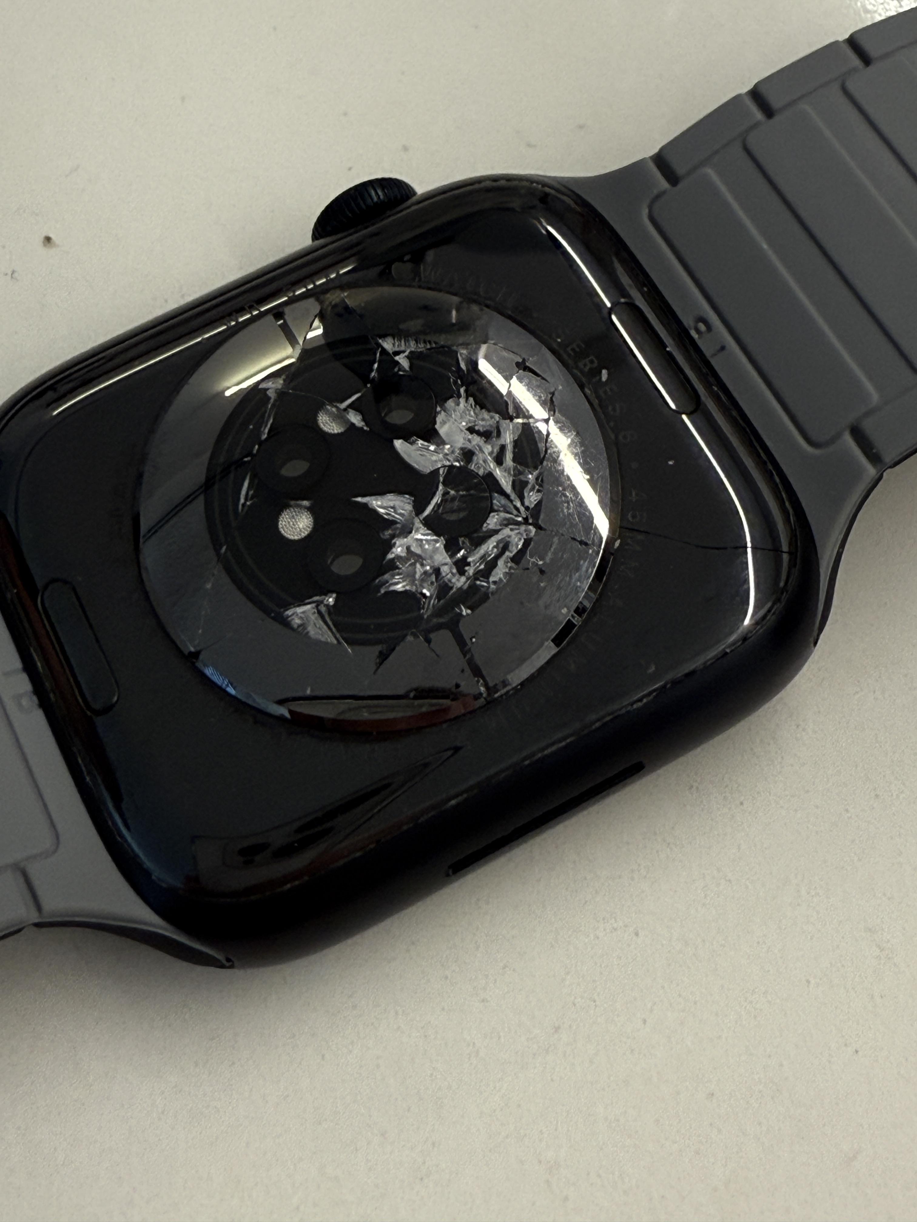 Apple Watch Series 8の背面ガラスが割れちゃったんだけど、何か安全な
