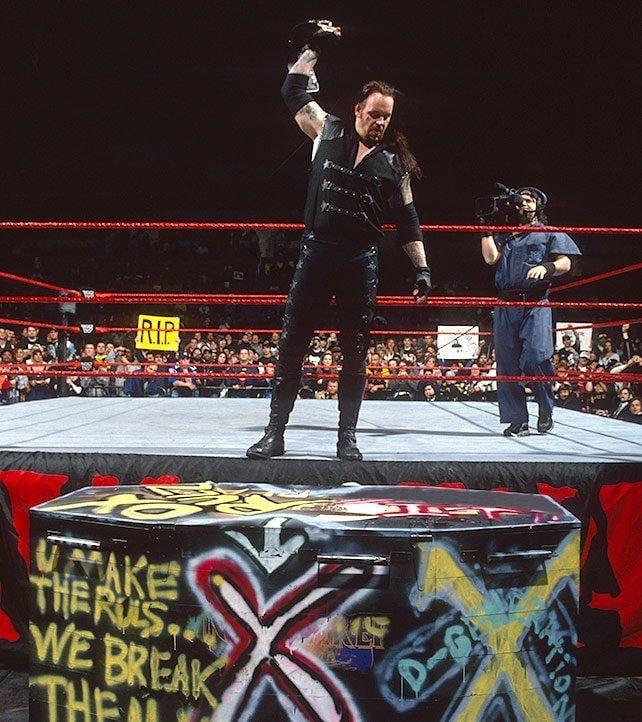 アンダーテイカーがWWFチャンピオンシップとDXの落書きがされた棺桶と