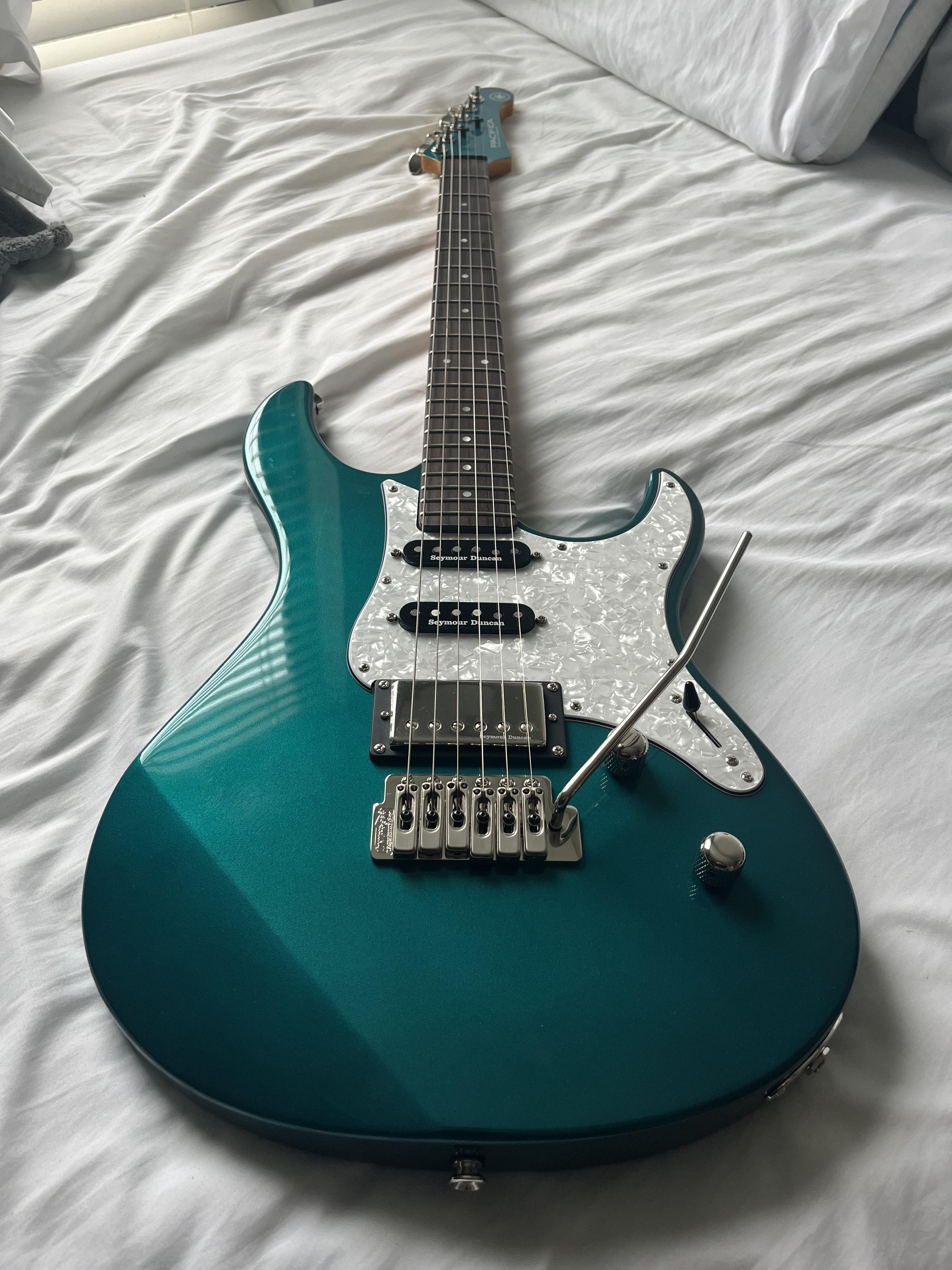 今日、コレクションにこのヤマハ・パシフィカ612のティールグリーン