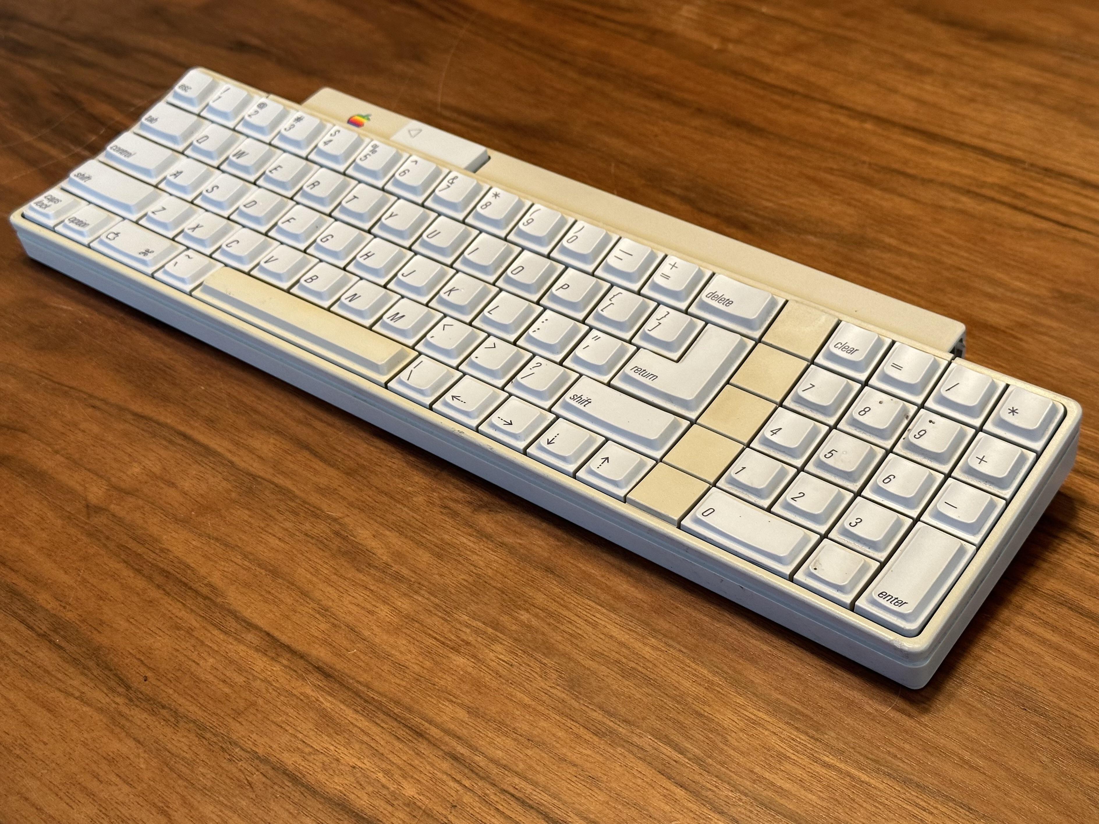 Restored a 1986 Apple Desktop Bus keyboard (Orange Alps version