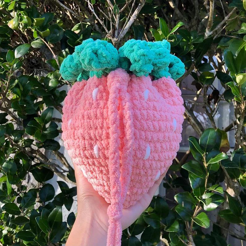 ピンクのイチゴかぎ針編み巾着バッグ！🍓 : r/crafts