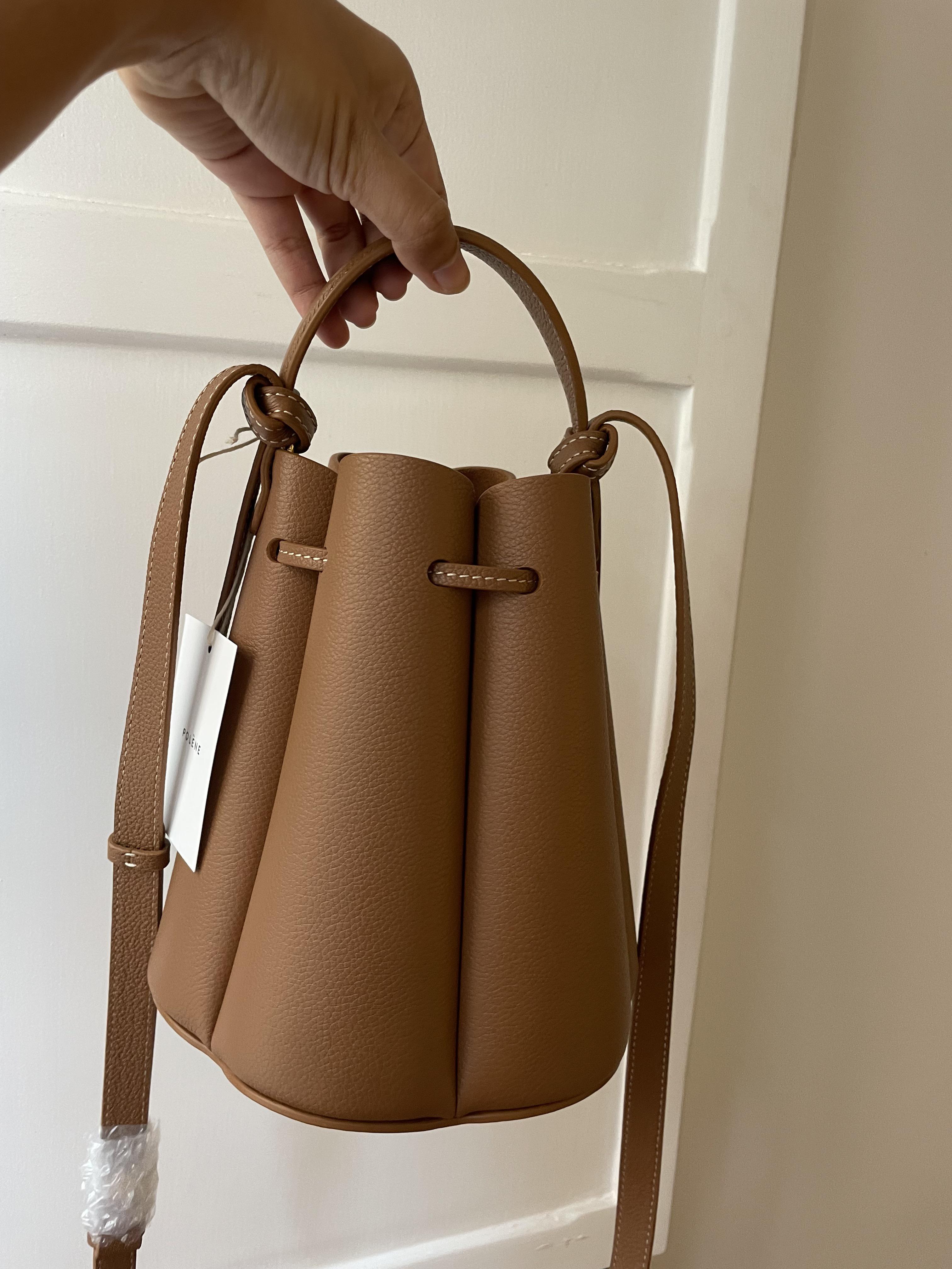 ポレーヌ ヌメロ ユイット。第一印象：革がプラスチックっぽい、開口部