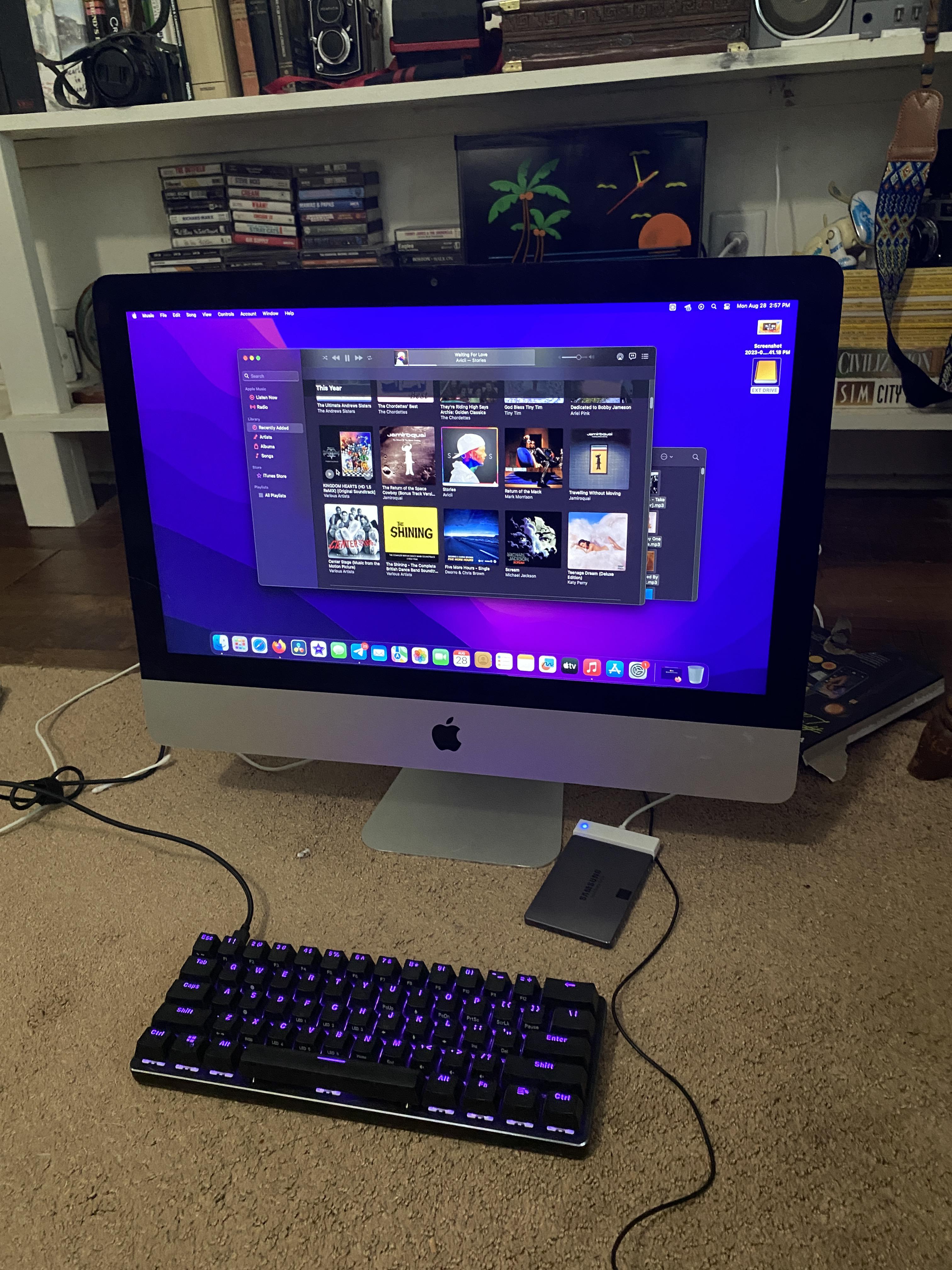 My Late 2012, 21.5 iMac, Opencore patched and running Mac OS