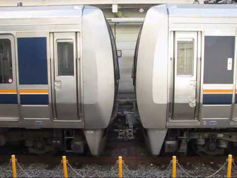 JR学研都市線京田辺駅 207系連結・解結シーン - YouTube