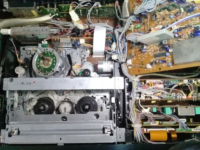 Victor JVC HR-S7000 World's first S-VHS VCR - YouTube