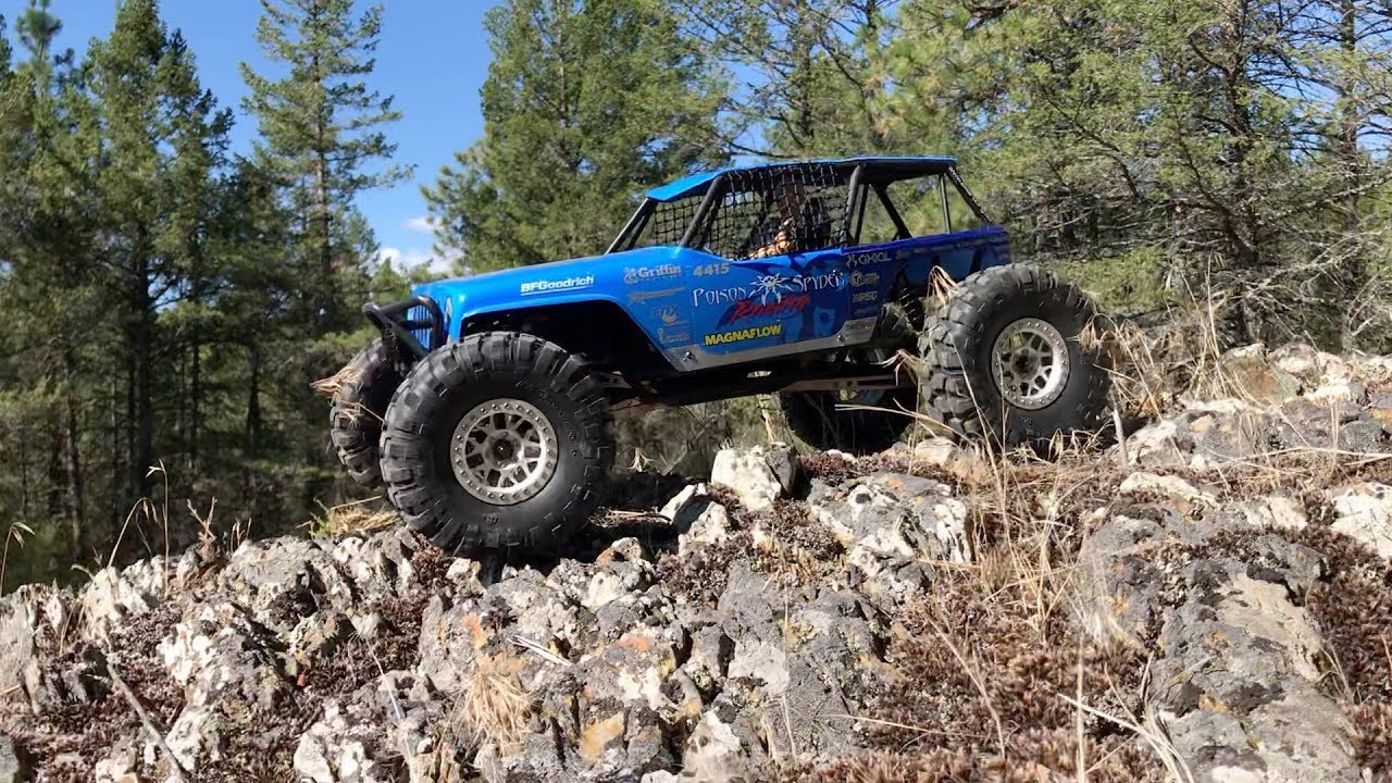 Axial Wraith Poison Spyder with great Action in the Mountains