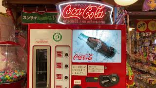 シュポッ！広島にコカコーラの復刻自販機、瓶入りコーラや