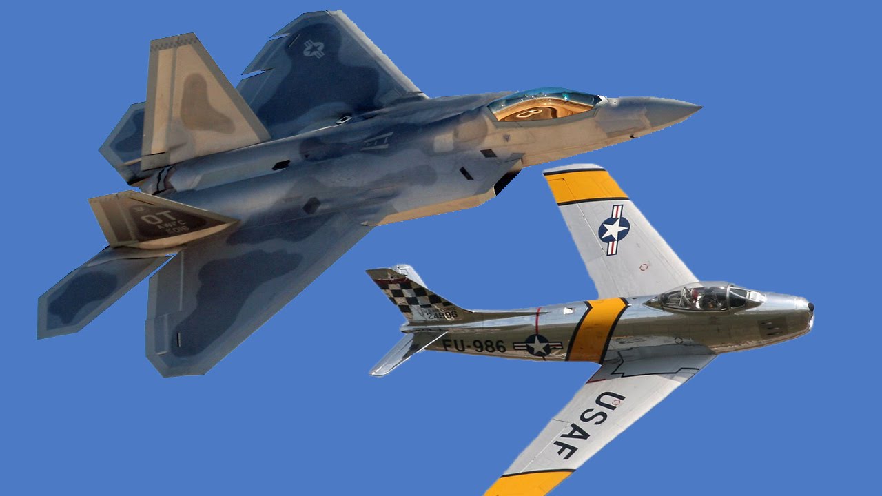 往年の名機と最新鋭ステルス戦闘機の編隊飛行 (F-22ラプター, P-86
