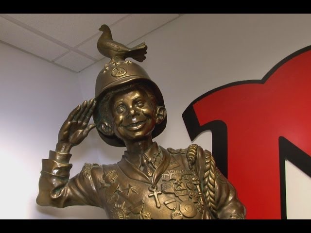 Behind the Scenes at MAD Magazine - YouTube