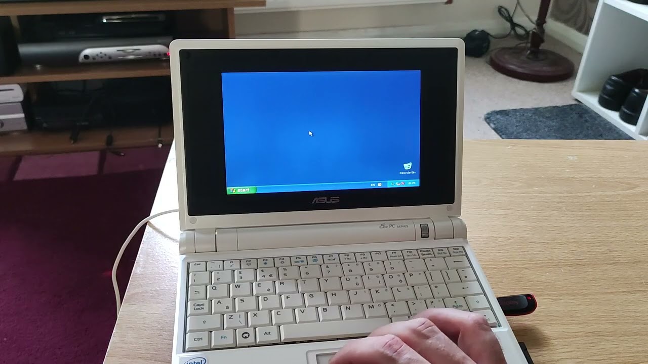 Is this Asus EEE pc 701 netbook usable at all in 2022? - YouTube