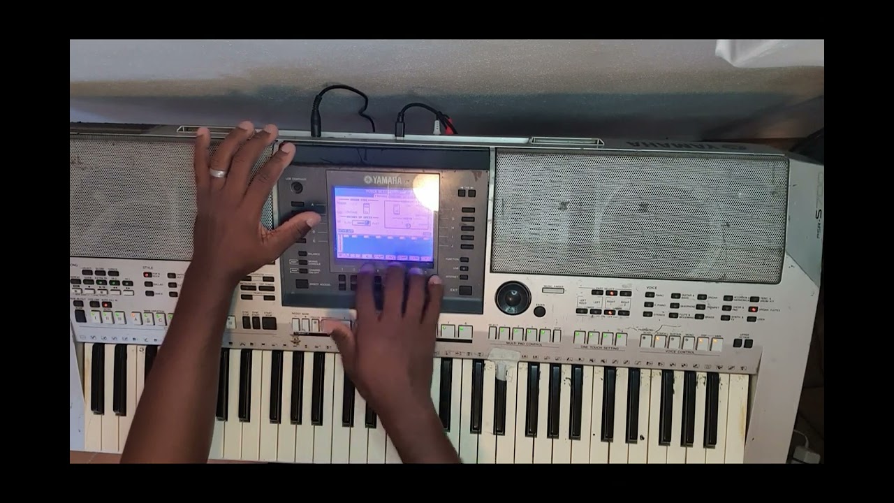 Live Brilliance: Showcasing the Yamaha PSR-S700 in Action - YouTube