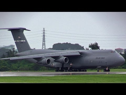 C-5 Galaxy takeoff USAF Kadena Airbase 嘉手納基地 沖縄 巨大輸送機