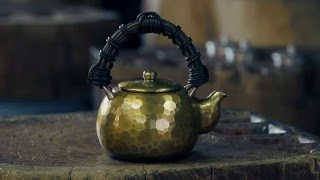 打つ。時を打つ。」無形文化財 鎚起銅器 玉川堂 - Gyokusendo - YouTube