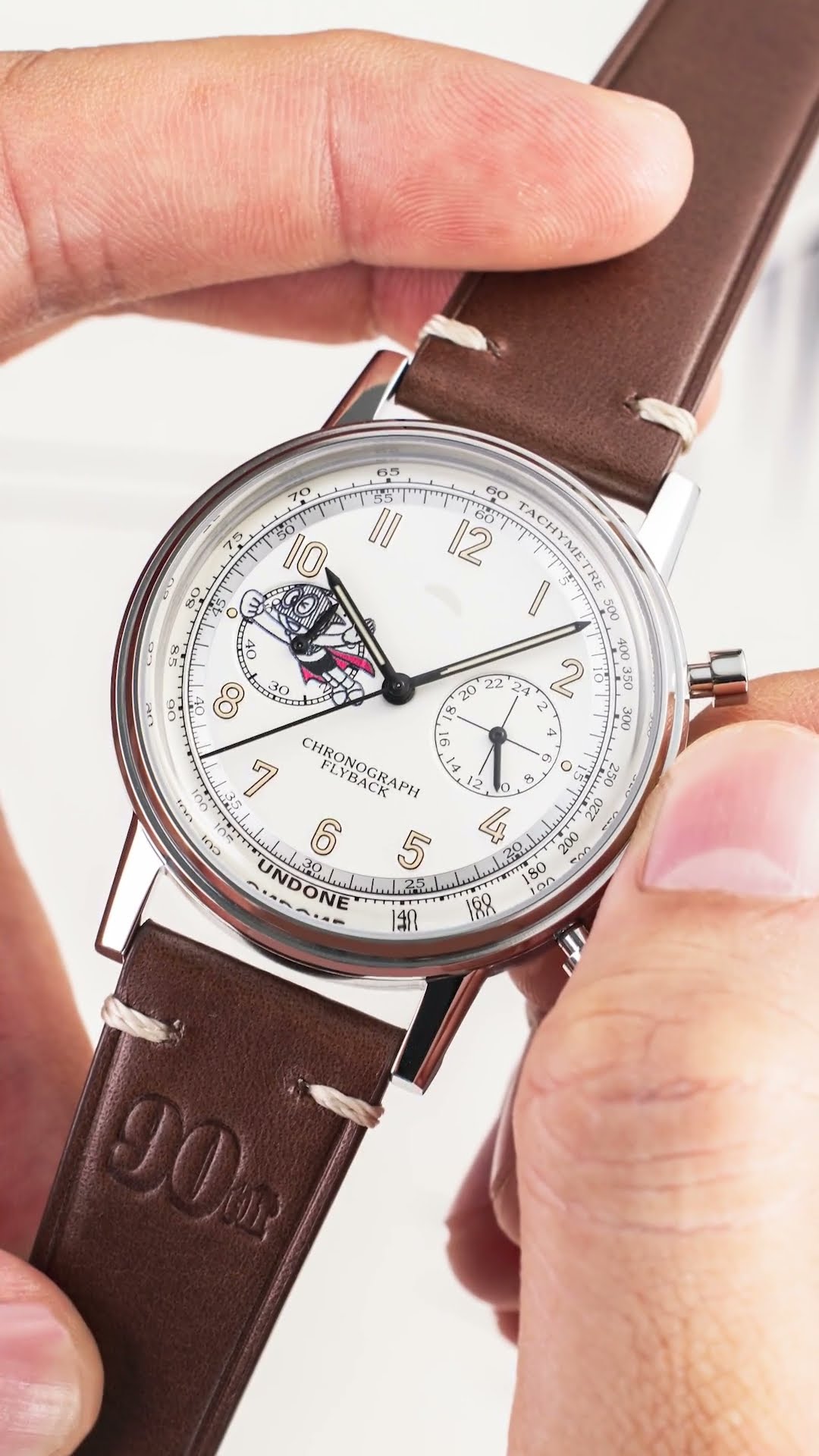 藤子・F・不二雄先生のベレー帽が映えるデザイン 90周年記念コラボ時計