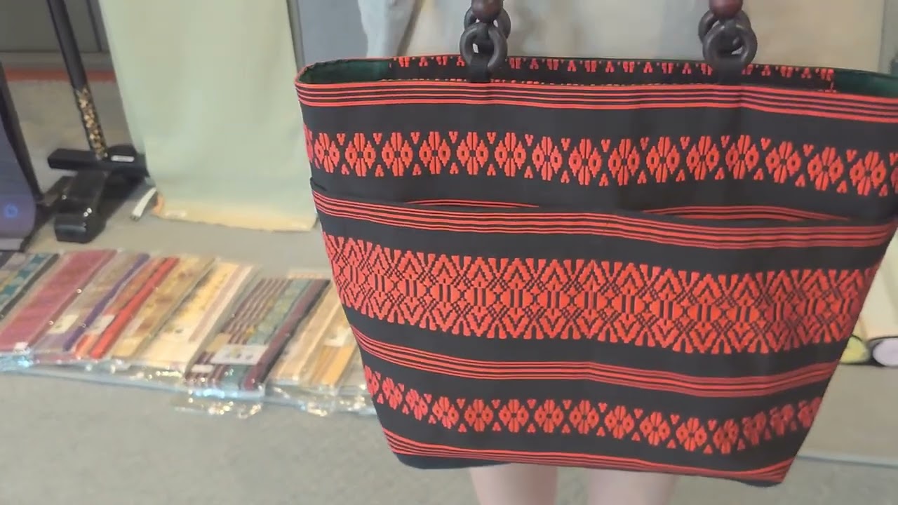 We are selling bags made from Hakata Kenjo Obi from Morioka City