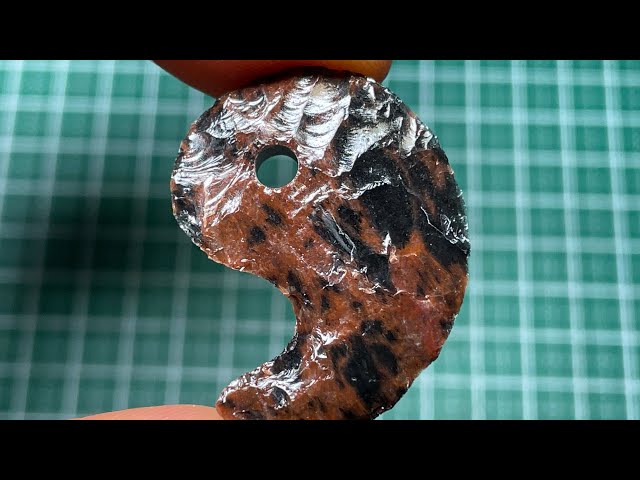 黒曜石で打製勾玉を作る - YouTube
