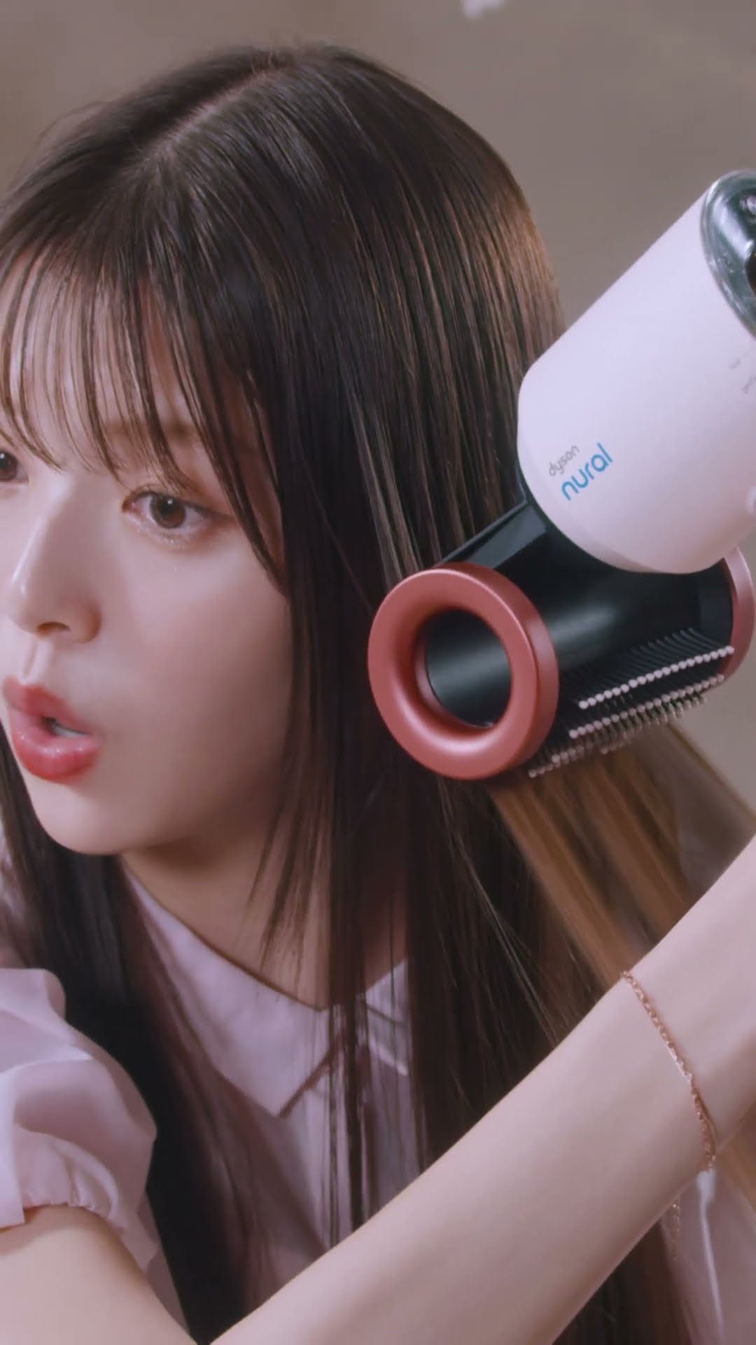 モデル/俳優の鈴木ゆうかさんが体験。ダイソン春限定新色「さくら