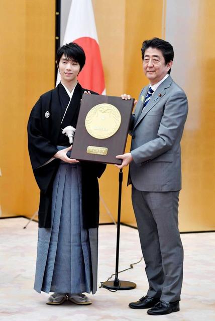 羽生結弦「皆さまとだからこそ取れた」国民栄誉賞表彰式 異例の記念品