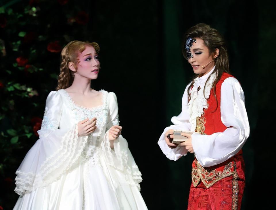 宝塚雪組「ファントム」開幕 歌に定評のトップコンビが絶妙ハーモニー