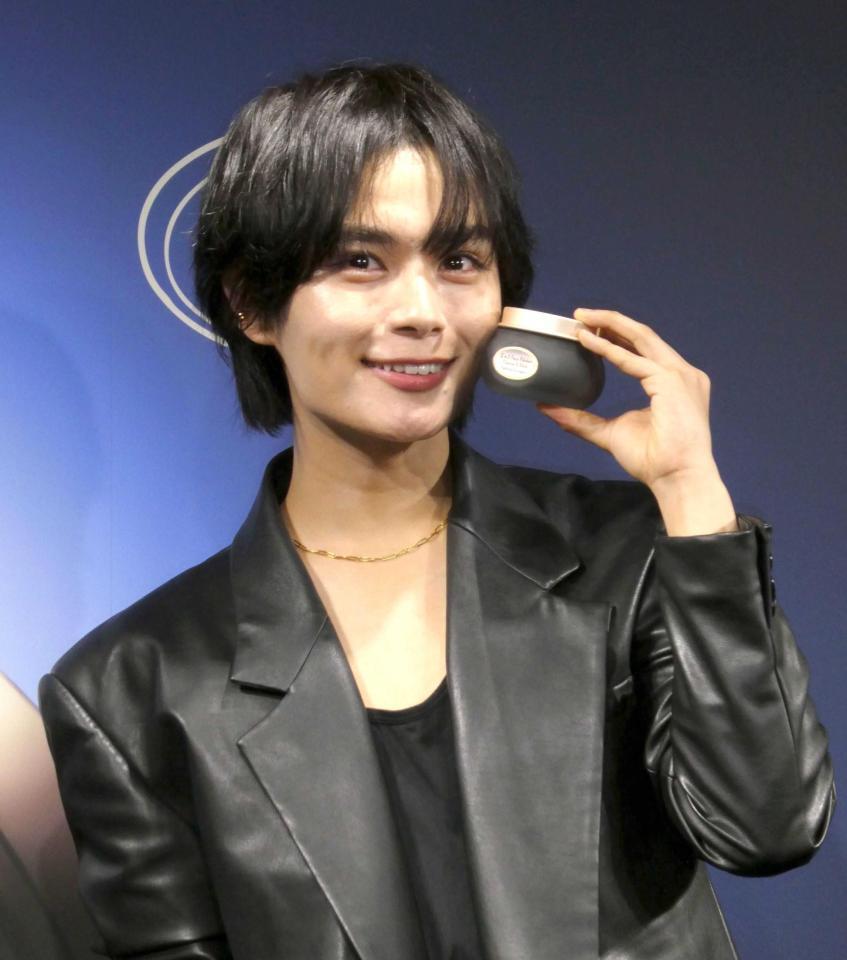 なにわ男子・大西流星 全身ブラックのクールな装い「背筋伸びる