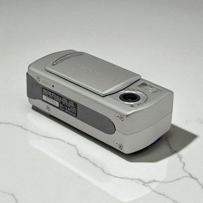 Sony Cyber-shot U DSC-U20 Silver Digital Camera w/Memory Stick 2MP