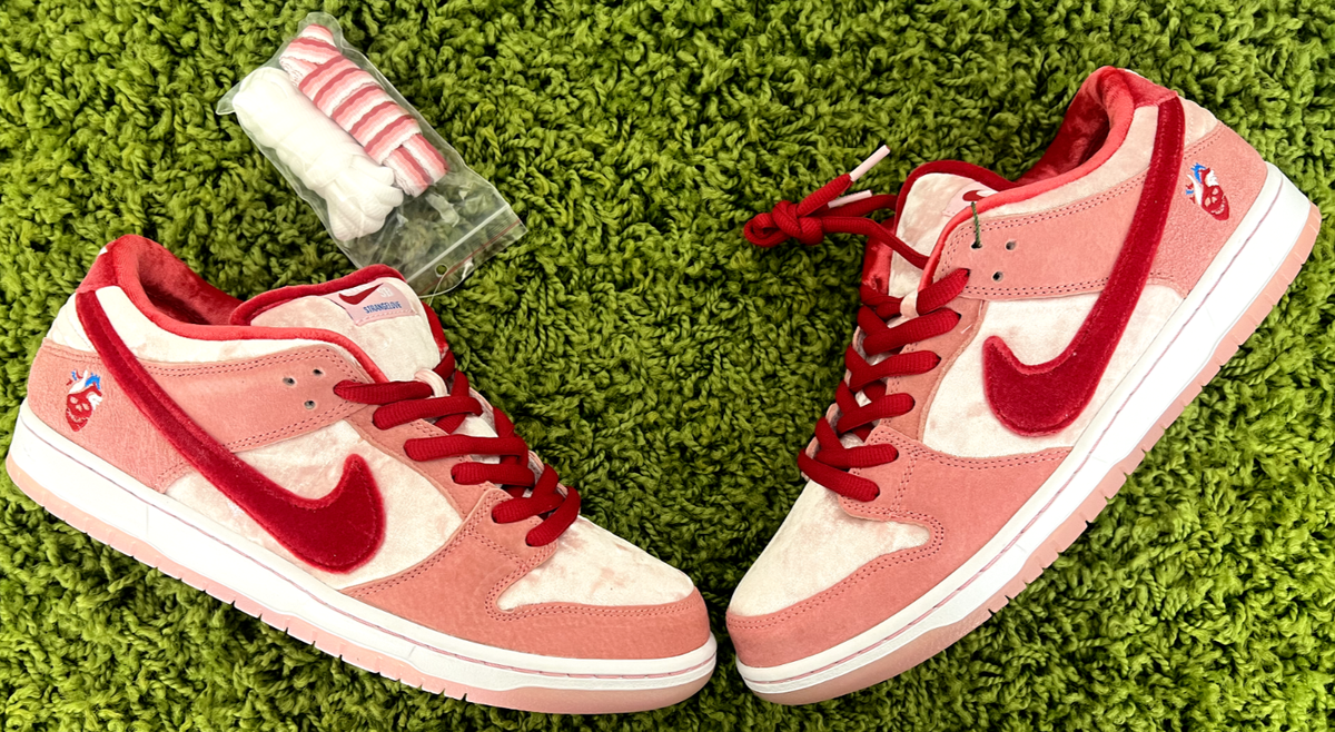Nike Dunk SB Low Pro x StrangeLove Valentines Day CT2552-800 Pink