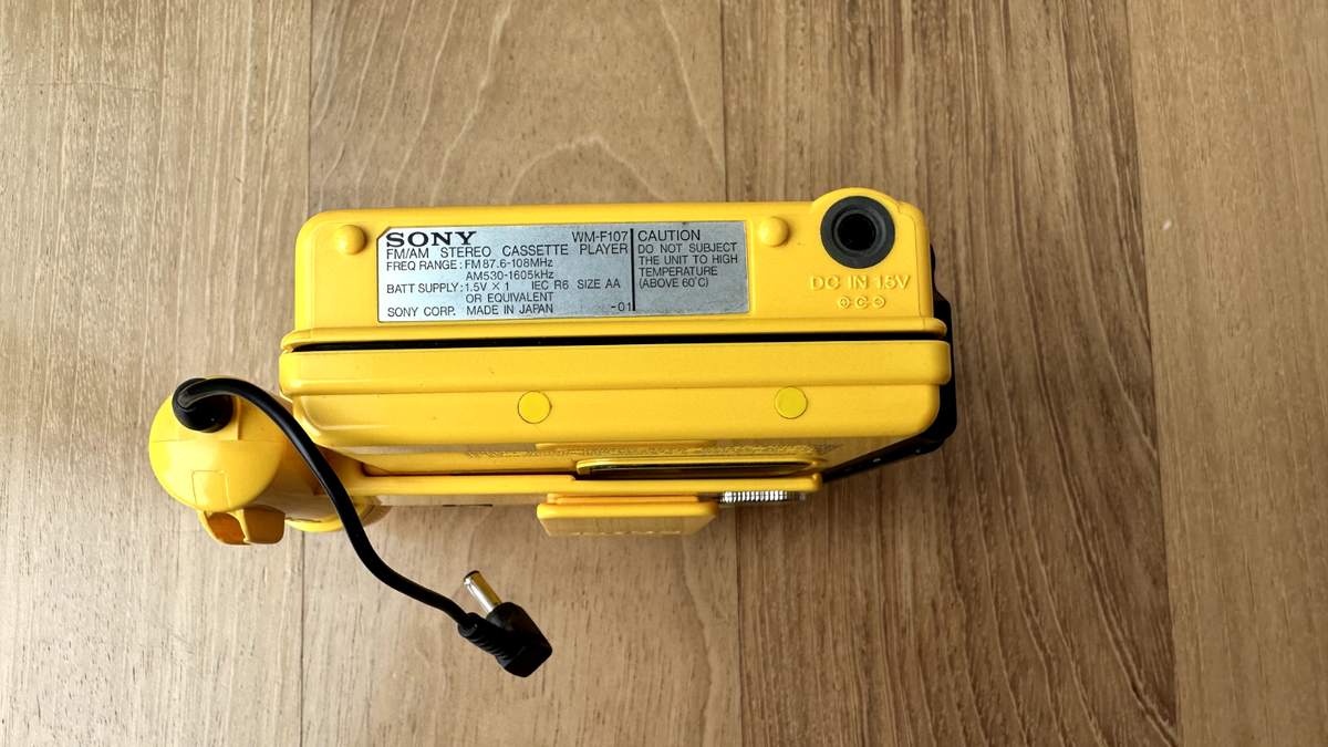 SONY WM-F107 WORKS! SOLAR WALKMAN TESTED RARE FM/AM Stereo