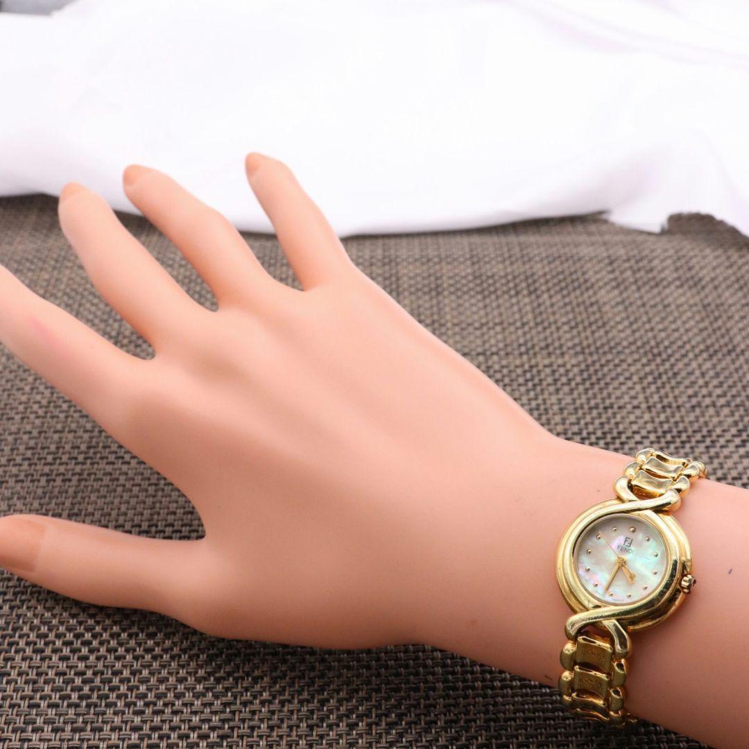 FENDI 700L Gold Women's Watch Shell Dial Quartz Vintage Japan