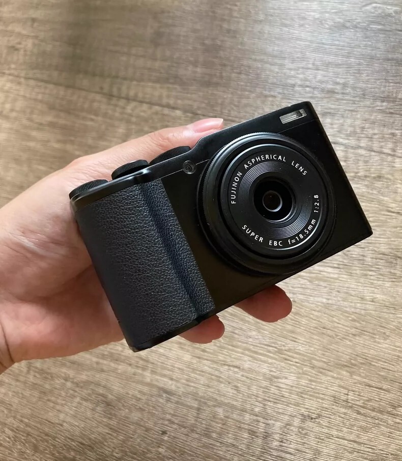 Fujifilm Fuji XF10 Compact Digital Camera with Fixed 18.5mm f/2.8