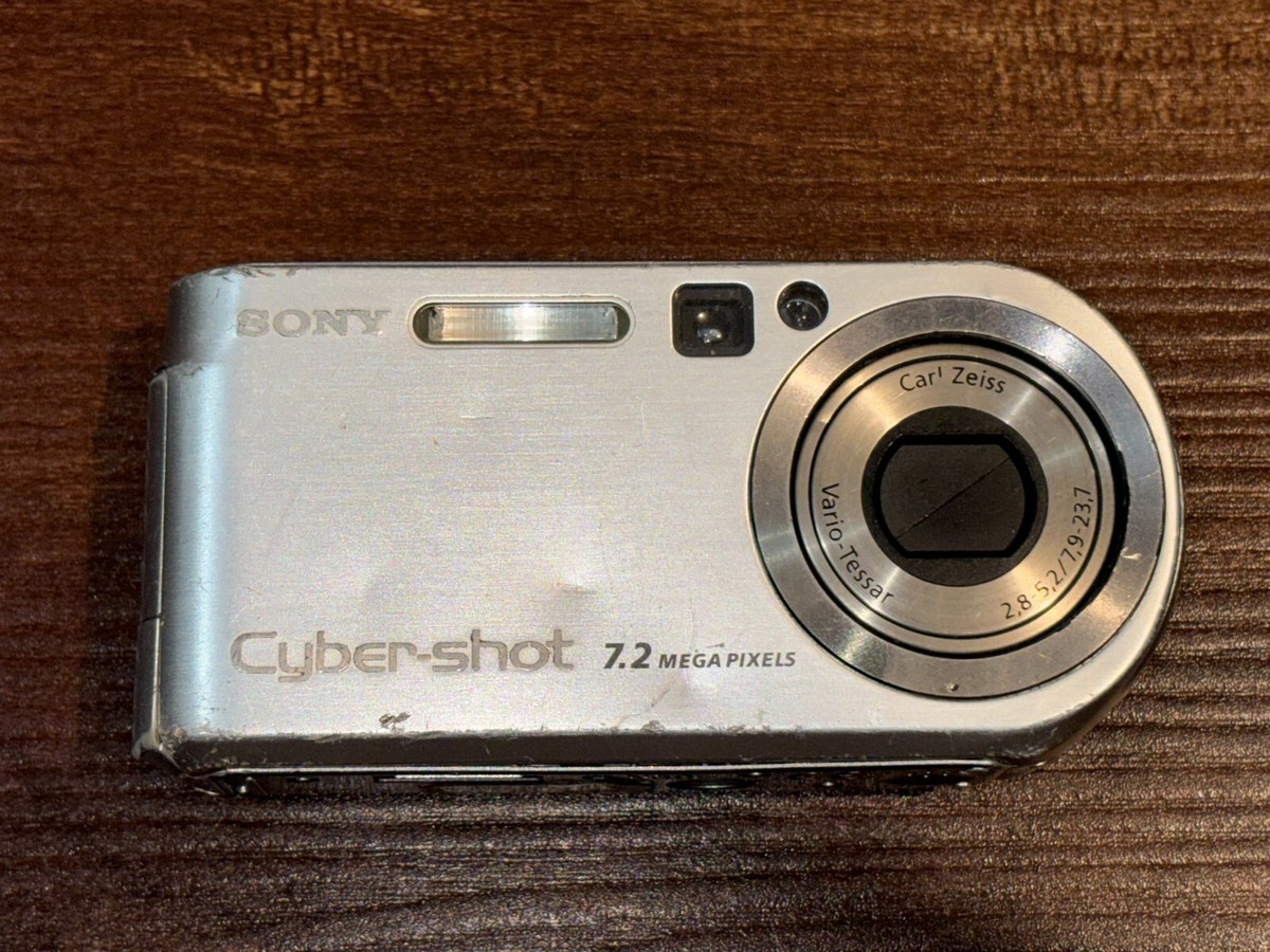 Sony CyberShot DSC-P200 Digital Camera 7.2 MegaPixels UNTESTED