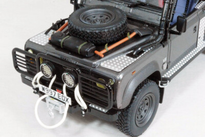 Kyosho 1 18 Land Rover Defender Movie Edition Tomb Raider Lara