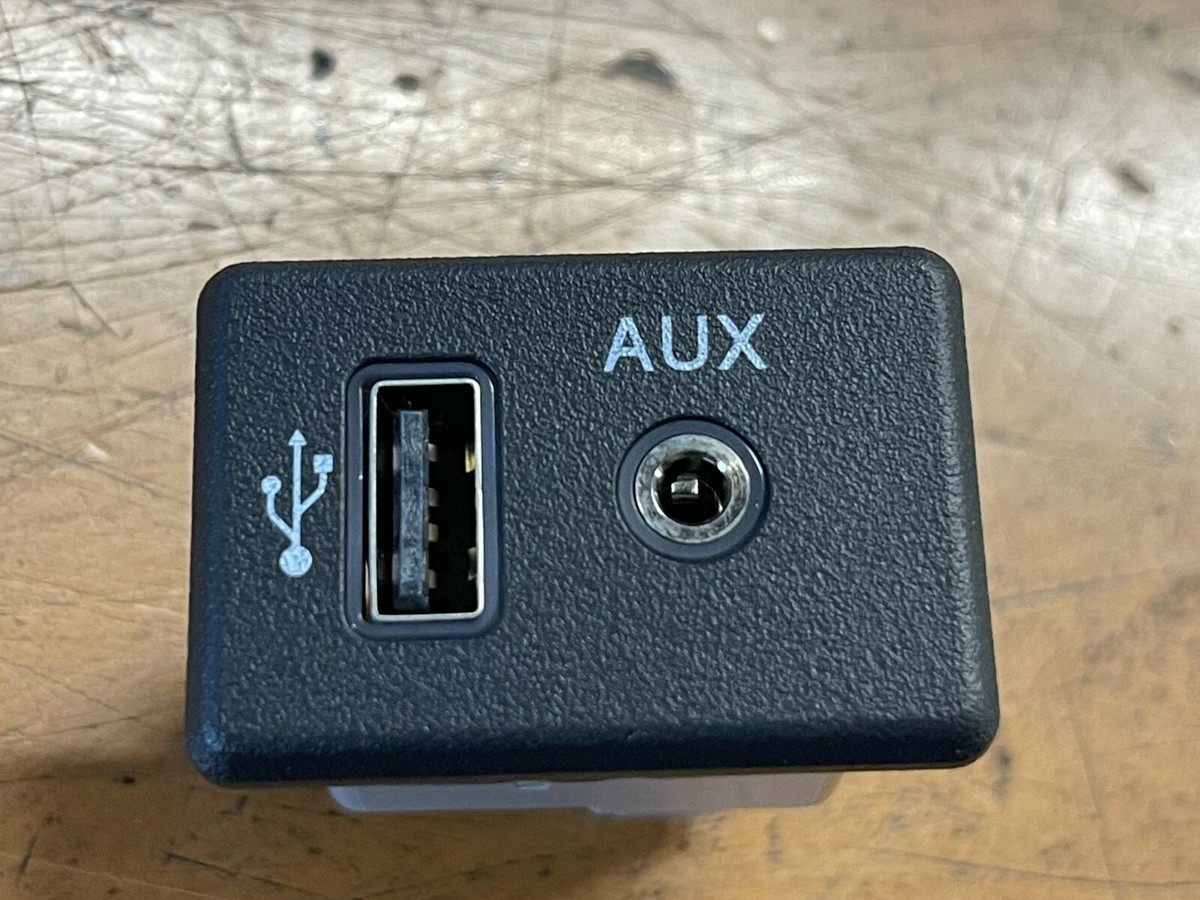 NEW OEM NISSAN AUXILIARY AUDIO PLUG / CHARGE / USB PORT -ALTIMA
