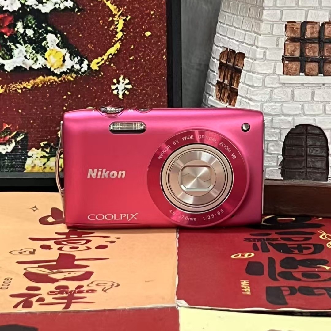 Nikon COOLPIX S3300 Digital Camera 6x Optical Zoom 16.0 MP CCD