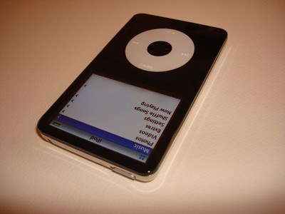 APPLE iPOD CLASSIC 5.5 GEN. CUStOM BLACK 30GBNEW HARD DRIVE