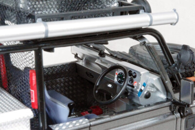 Kyosho 1 18 Land Rover Defender Movie Edition Tomb Raider Lara