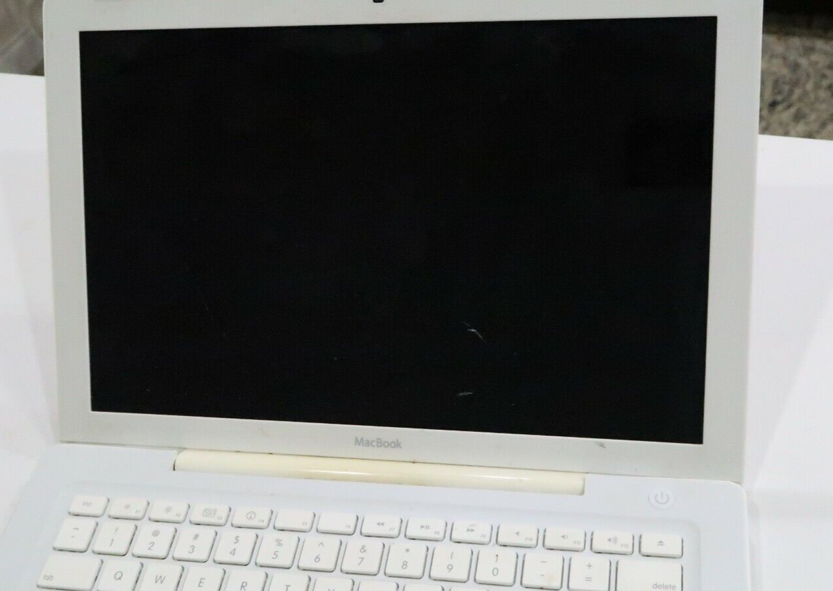 Apple MacBook 13” A1181 White Model For Parts only Late 2005-Early
