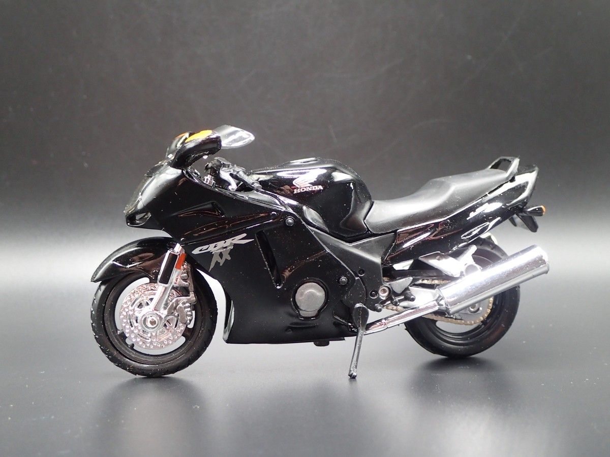 HONDA CBR1100XX SPORT BIKE MOTORCYCLE 1/18 SCALE DIORAMA DIECAST