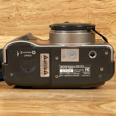 Sony DSC-S75 Cyber-Shot 3.3MP Carl Zeiss Vario-Sonnar 6x Zoom