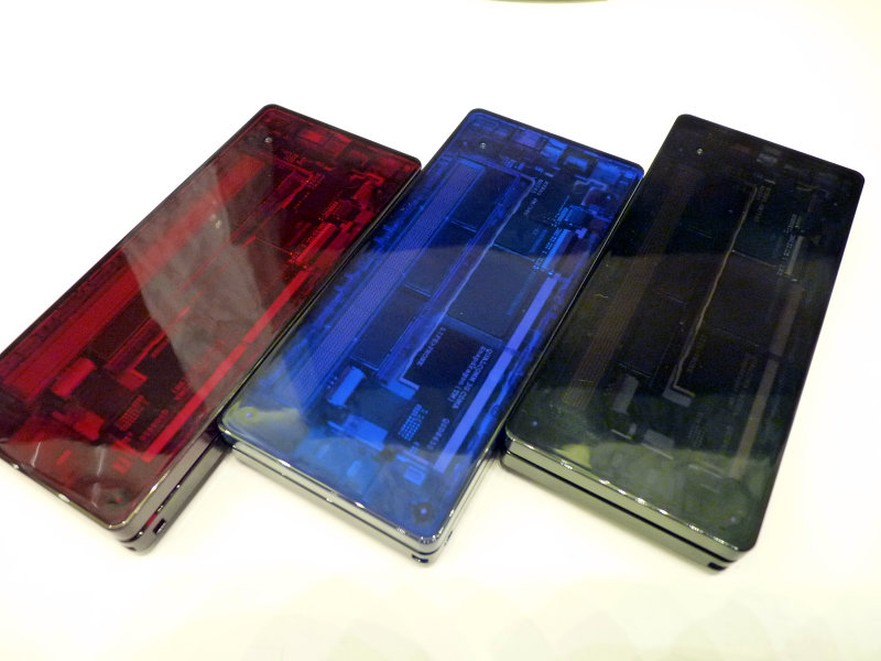 こだわり抜いたiida最新モデル、半透明ケータイ「X-RAY」と「G9」の