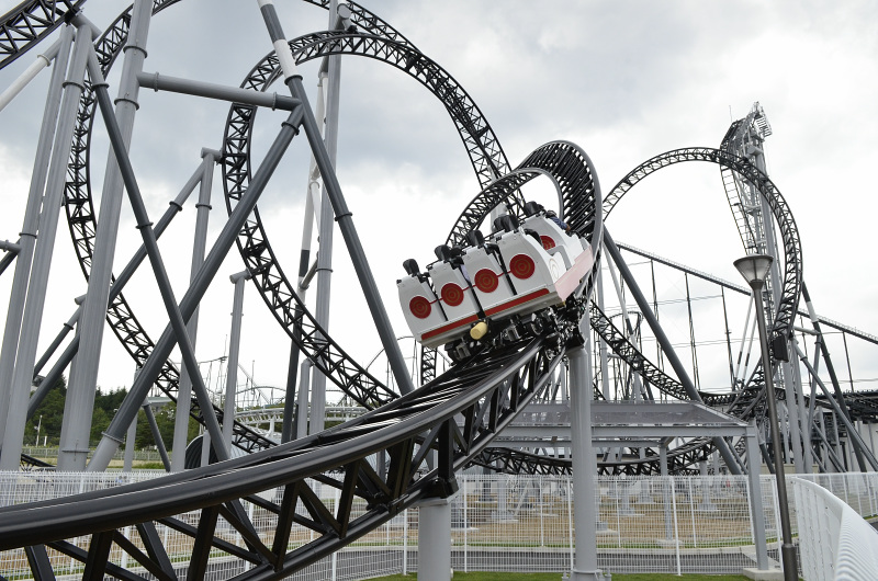 落下角度121度は世界一、富士急ハイランドに新絶叫マシン「高飛車