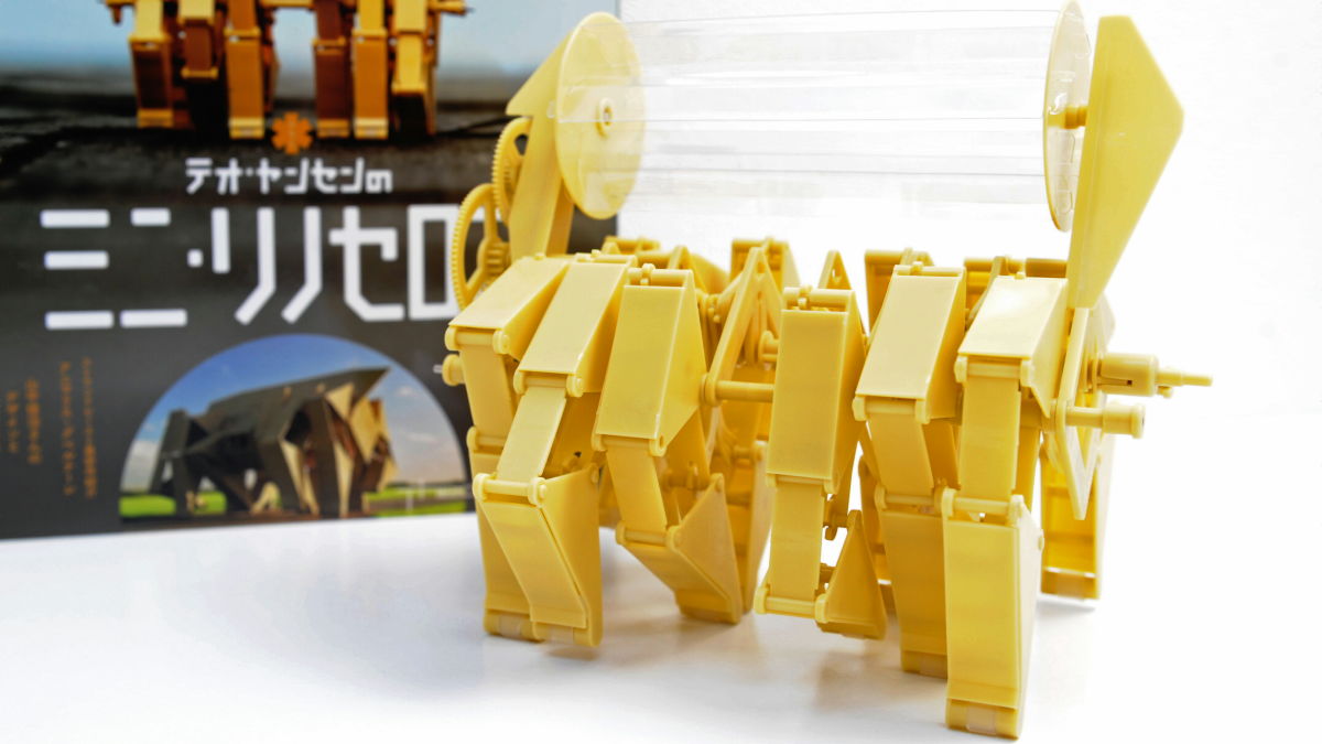 風を受けて生き物のように動くプラモデル「ミニ・リノセロス」の組立一