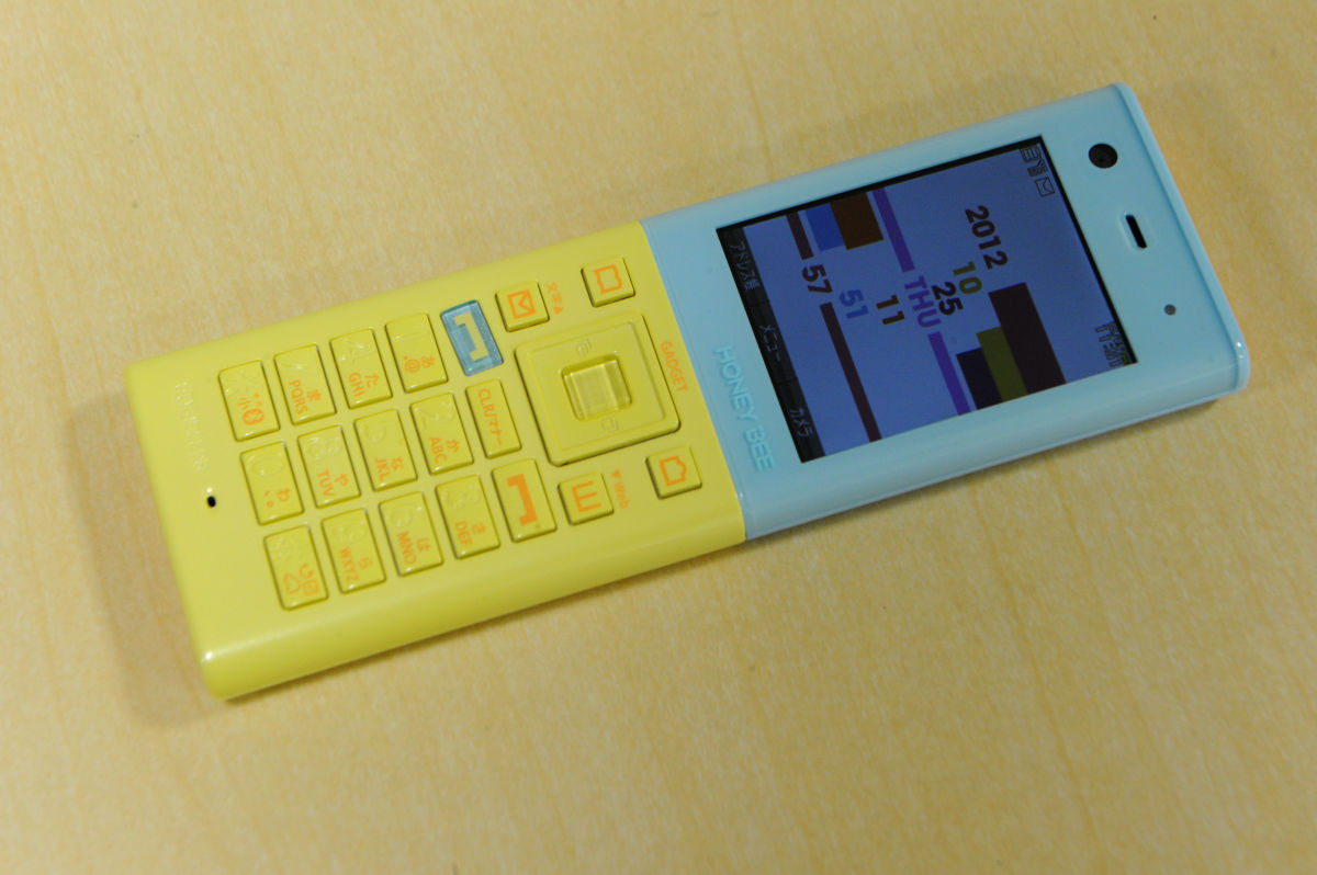 スマホの子機になる防水PHS「HONEY BEE 5」実機レビュー - GIGAZINE