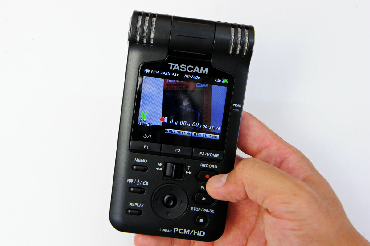 180度回転するカメラでHD映像を撮りつつリニアPCM録音ができる「DR