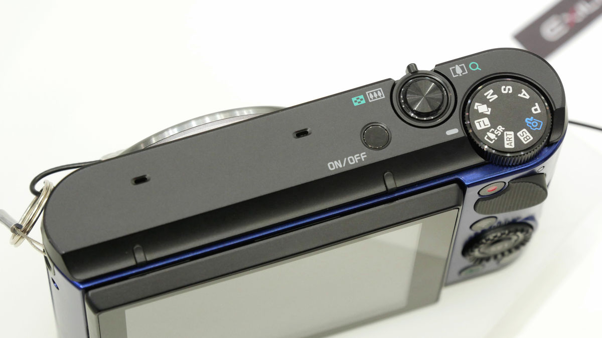 CASIO EX-ZR1600シルバー 自撮り対応 チルト液晶 18倍 ASCII.jp：最