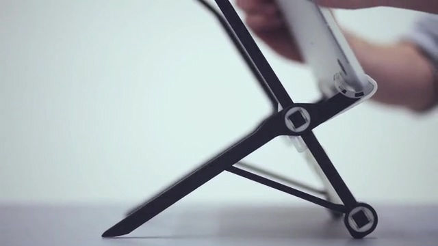 ノートPCの位置を好きな高さに調節して猫背による首や肩の痛みを防止