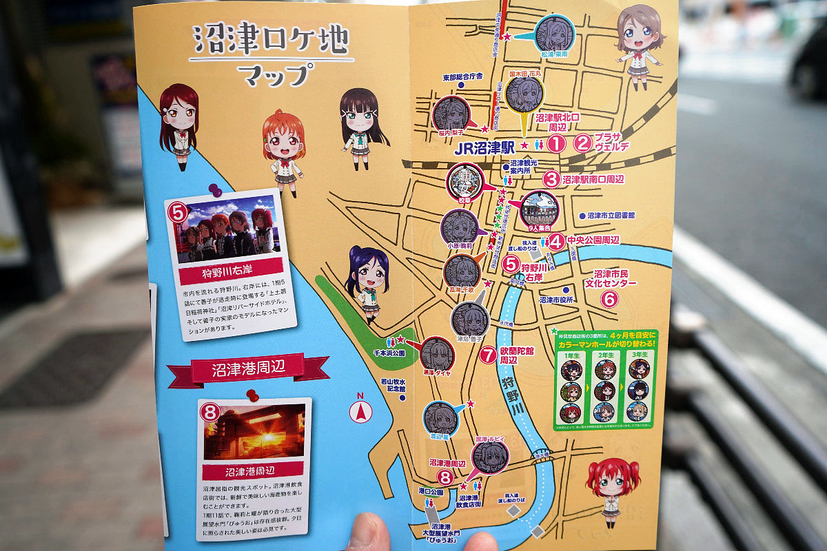 聖地巡礼で賑わう沼津にて「ラブライブ！サンシャイン!!」のマンホール