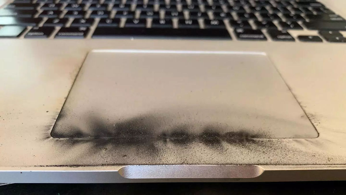 リコール対象となった15インチMacBook Proのバッテリーが爆発 - GIGAZINE