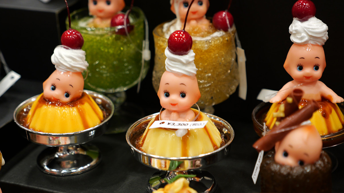 シズル感マシマシな料理にまみれるキューピー人形たちがワンフェス会場