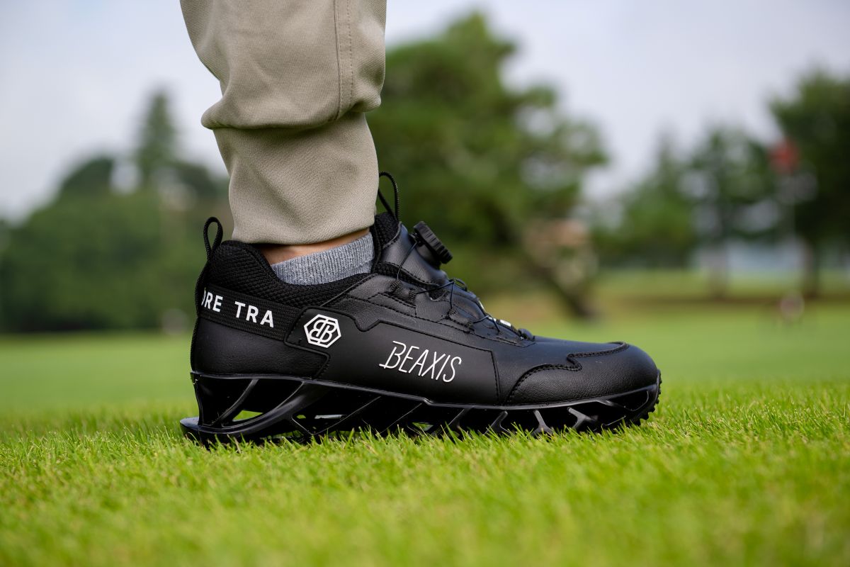 片足530gのチョイ重仕様 “体幹が鍛えられるゴルフシューズ” ビー